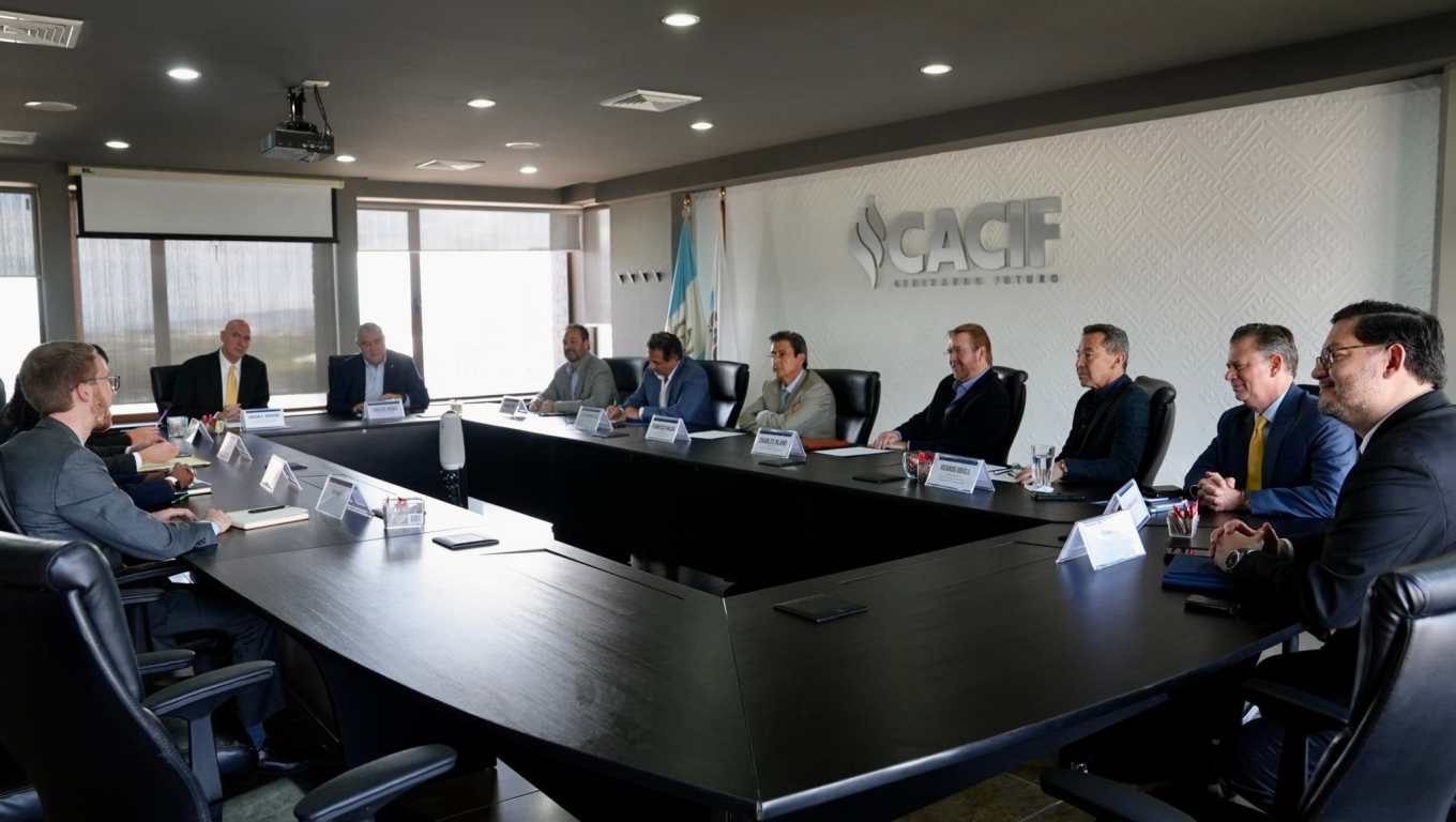 Jorgan Andrews conversa con representantes del Cacif durante el encuentro en el que se destacó la importancia de impulsar inversiones y fortalecer la competitividad. (Foto Prensa Libre: Tomada de @usembassyguate)