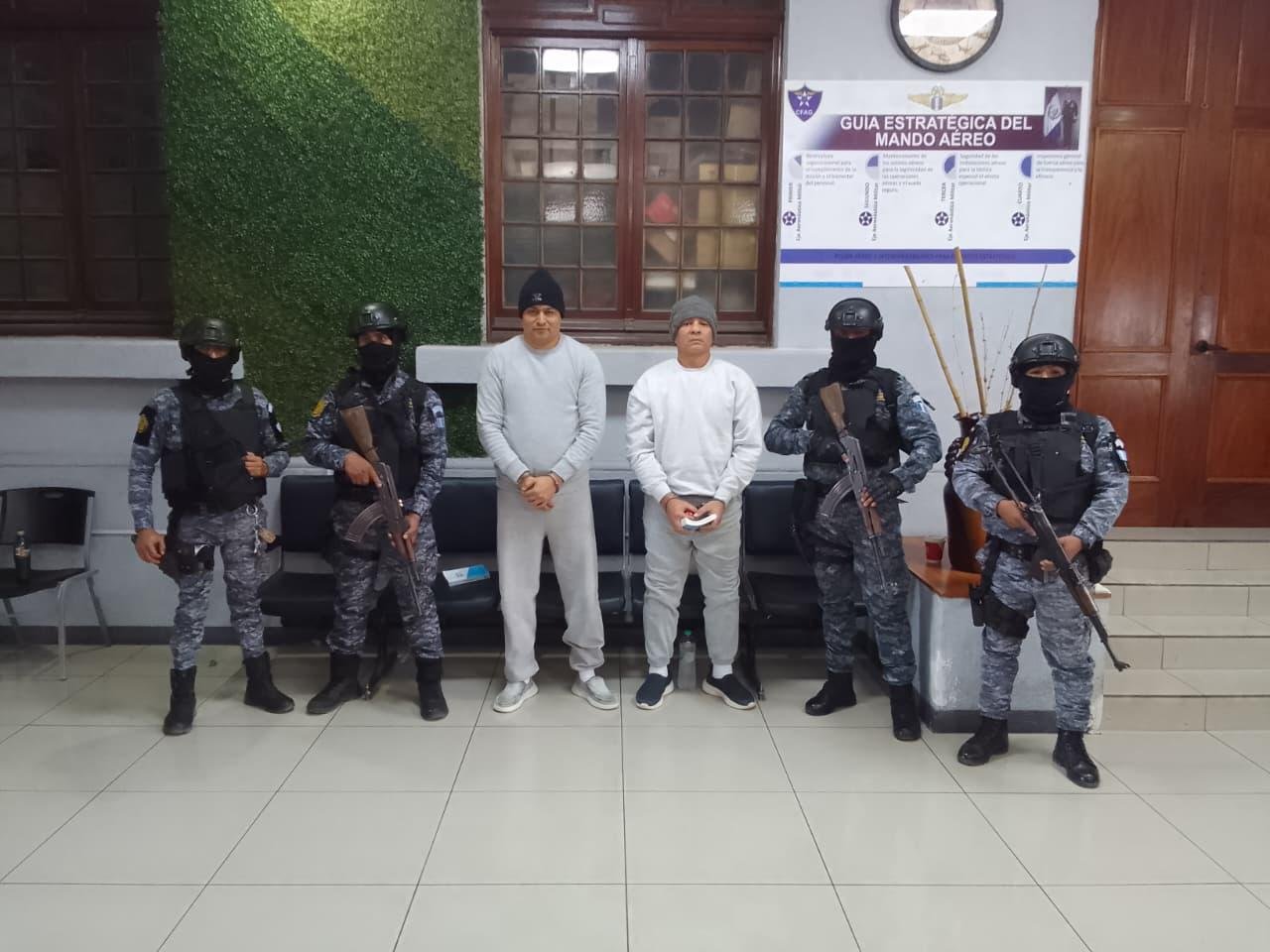  Agentes del Grupo Élite del Sistema Penitenciario trasladan a Wilber Antonio Romero Mora, alias “Piolín”, y Wender Rolando Eguizábal Gálvez, alias “Flaco”, para su extradición a Estados Unidos por delitos relacionados con el narcotráfico. (Foto Prensa Libre: Tomada de @_SPGuatemala)