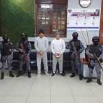 Agentes del Grupo Élite del Sistema Penitenciario trasladan a Wilber Antonio Romero Mora, alias “Piolín”, y Wender Rolando Eguizábal Gálvez, alias “Flaco”, para su extradición a Estados Unidos por delitos relacionados con el narcotráfico. (Foto Prensa Libre: Tomada de @_SPGuatemala)