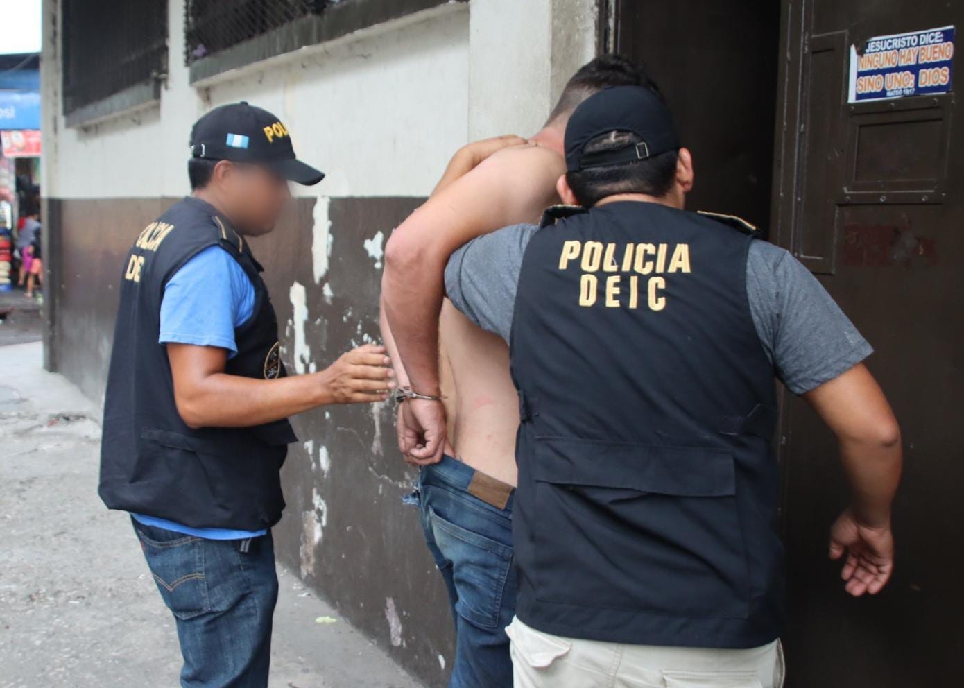 Investigadores de la DEIC trasladan al hombre de 41 años señalado de agresión sexual contra una niña de 11 años. (Foto Prensa Libre: PNC)