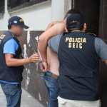 Investigadores de la DEIC trasladan al hombre de 41 años señalado de agresión sexual contra una niña de 11 años. (Foto Prensa Libre: PNC)