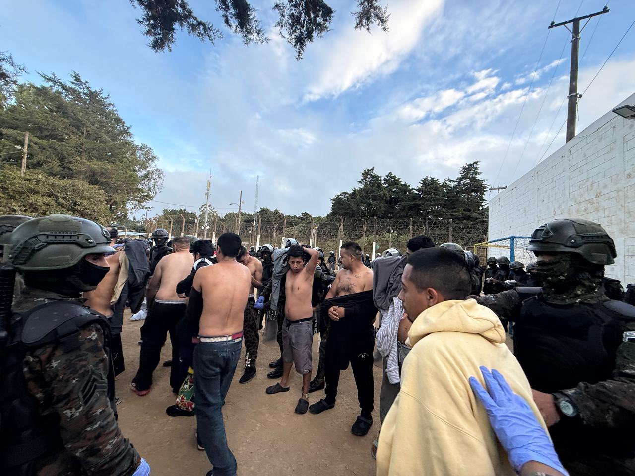 Autoridades efectúan una requisa en la Granja Modelo de Rehabilitación Pavón, donde fue localizado un túnel que, según el Sistema Penitenciario, habría sido utilizado para planificar una fuga. (Fotro Prensa Libre: Ejército de Guatemala)