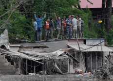 Trishuli Bazar (Nepal), 26/08/2026.- Rescuers gather on a rooftop as floodwaters sweep through Trishuli Bazar following a flash flood, in Nuwakot district, Nepal, 26 August 2026. Several people were killed and multiple others were reported missing after a massive flash flood swept through Rasuwa and Nuwakot districts causing widespread destruction to settlements and infrastructure, according to local authorities. (Inundaciones) EFE/EPA/NARENDRA SHRESTHA
