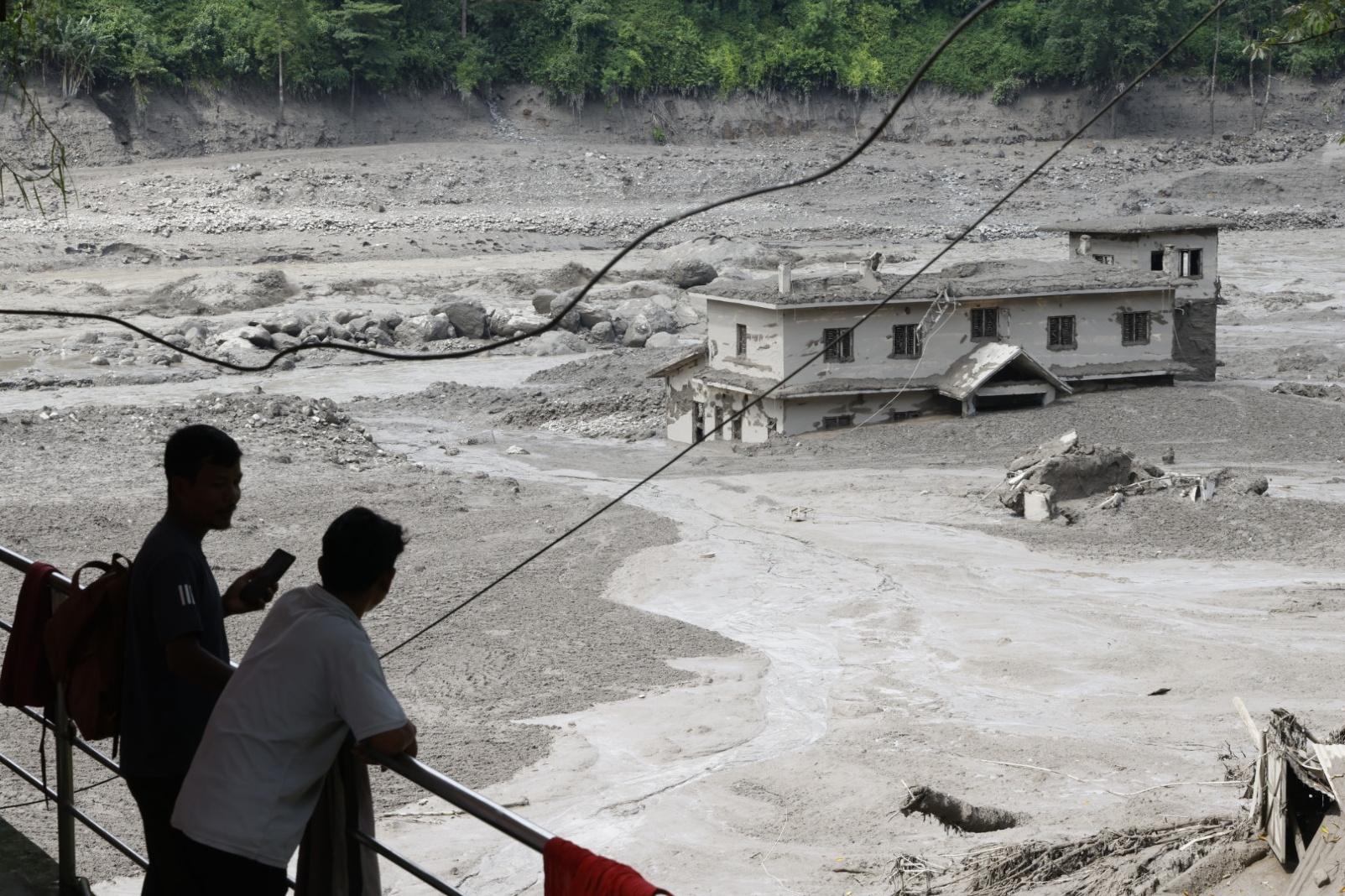 Inundaciones repentinas causan destrucción generalizada en el norte de Nepal.