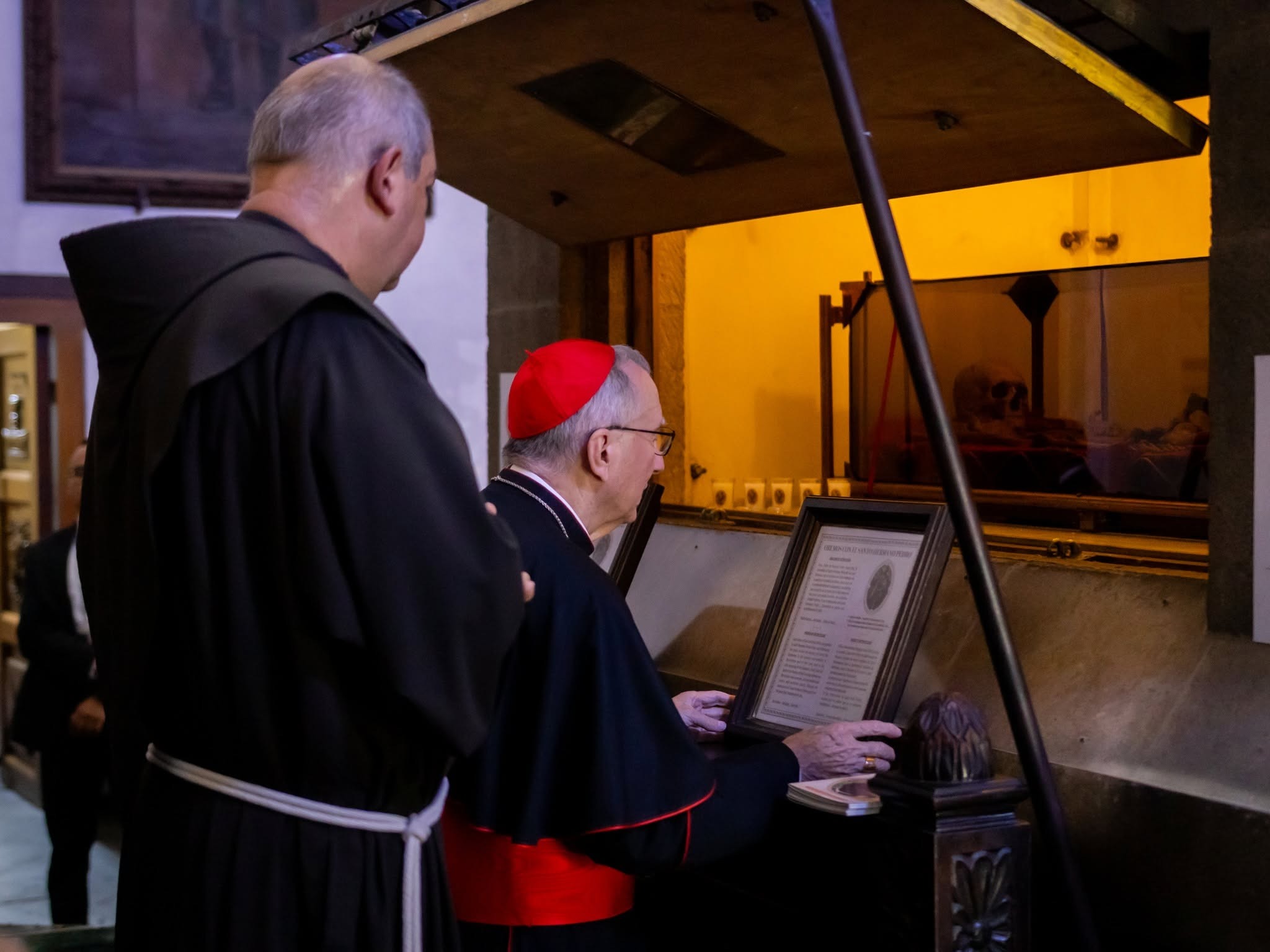 El cardenal Pietro Parolin enviado por el Vaticano a Guatemala visitó la tumba del Santo Hermano Pedro en Antigua Guatemala. (Foto Prensa Libre: Cortesía Arzobispado de Guatemala)