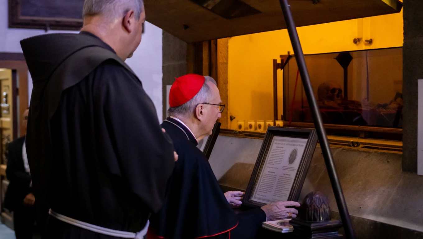 El cardenal Pietro Parolin enviado por el Vaticano a Guatemala visitó la tumba del Santo Hermano Pedro en Antigua Guatemala. (Foto Prensa Libre: Cortesía Arzobispado de Guatemala)