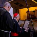 El cardenal Pietro Parolin enviado por el Vaticano a Guatemala visitó la tumba del Santo Hermano Pedro en Antigua Guatemala. (Foto Prensa Libre: Cortesía Arzobispado de Guatemala)