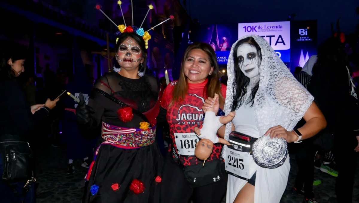 Leyendas-cobraron-vida-en-la-10K-de-Antigua-deporte-y-tradicion-oral-se-fusionaron-en-el-recorrido-nocturno.jpg