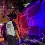 Agentes de la Policía Nacional Civil acordonan el área donde fueron localizados dos cuerpos envueltos en sábanas, en la colonia San Miguelito, zona 1 de Villa Nueva. (Foto Prensa Libre: CVB)