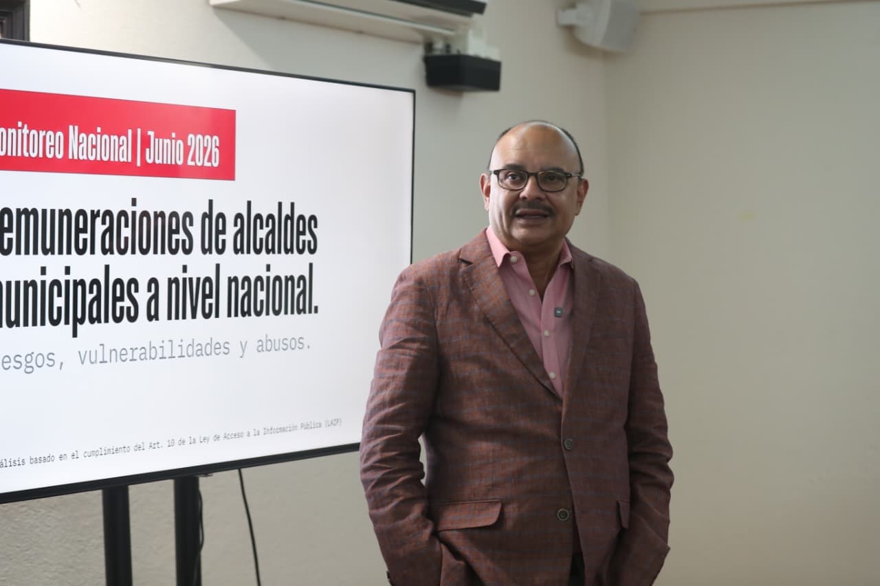 Manfredo Marroquín, director ejecutivo de Acción Ciudadana, durante la presentación del informe sobre salarios de alcaldes en Guatemala