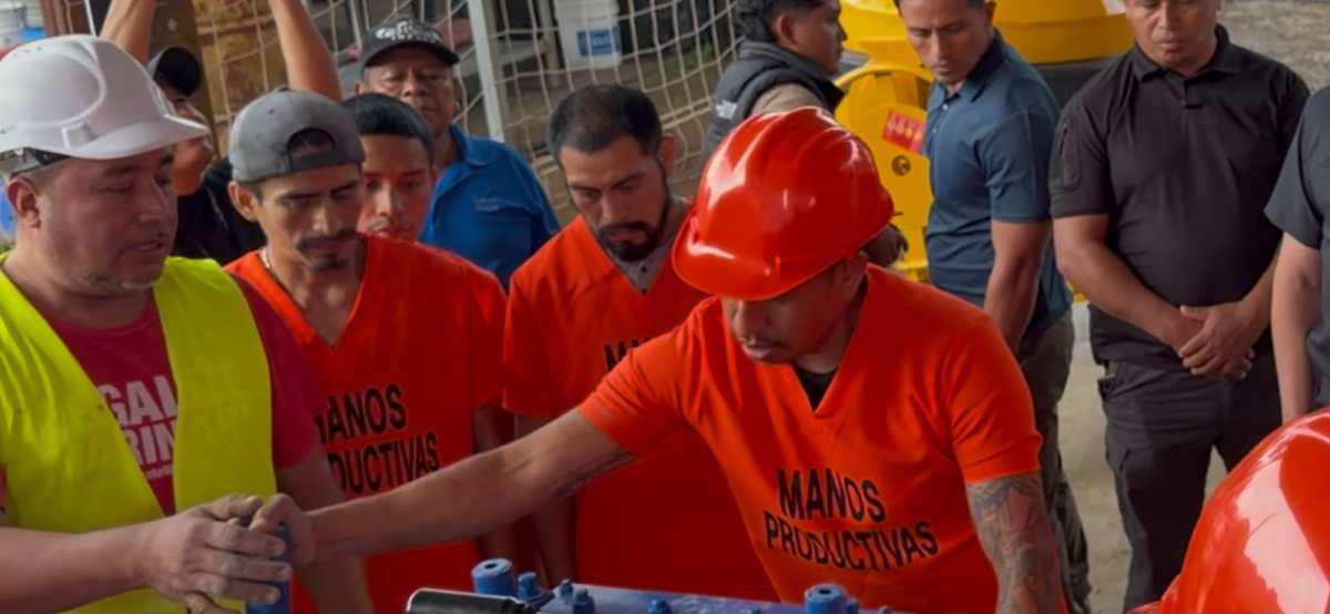Privados de libertad de tres cárceles elaborarán adoquines como parte del programa Manos Productivas, con el que el Sistema Penitenciario busca reducir el ocio. (Foto Prensa Libre: Cortesía)   