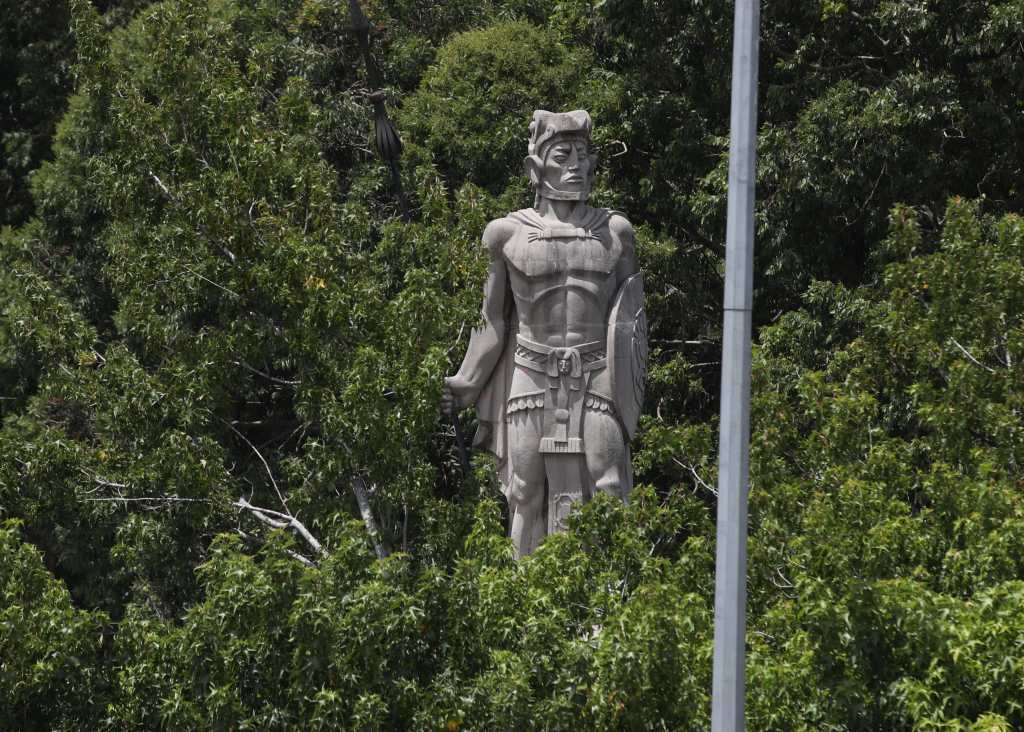 Monumento a Tecún Uman se encuentre en un terreno de la Finca “La Aurora”. La fotografía fue tomada desde el área de construcción de la estación 2 del AeroMetro, que llevará su mismo nombre. (Foto, Prensa Libre: Esbín García)
