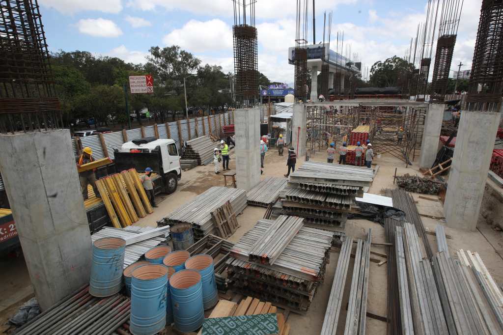 Se observa en perspectiva la construcción de la Estación 4, El Trébol, con los módulos 3 y 2 en primer plano y el módulo 1 al fondo, donde avanza el montaje del sistema electromecánico del AeroMetro. (Foto, Prensa Libre: Esbin García)