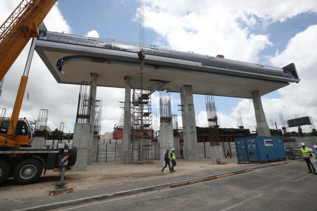 Mientras otros módulos de la Estación El Trébol avanzan en la etapa de obra civil, el módulo que alberga el sistema electromecánico es instalado por un equipo técnico especializado de República Checa. (Foto, Prensa Libre: Esbin García)