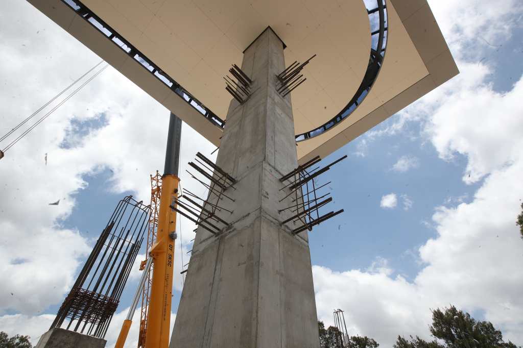 En la imagen se observa una de las torres de la Estación 4. Los hierros que sobresalen horizontalmente señalan el nivel donde estará el área de abordaje de los pasajeros. (Foto, Prensa Libre: Esbin García)