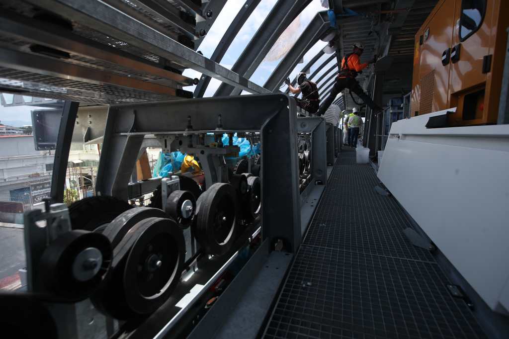 En la parte derecha se observa una de las dos plantas eléctricas con las que contará la estación, diseñadas para garantizar la continuidad del servicio ante una interrupción del suministro eléctrico. (Foto, Prensa Libre: Esbin García)