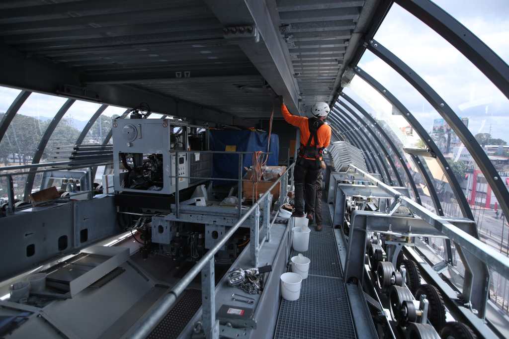 En la imagen se observa parte del personal técnico que, durante el recorrido de Prensa Libre, trabajaba en los detalles de la estructura que albergará el sistema electromecánico. (Foto, Prensa Libre: Esbin García)