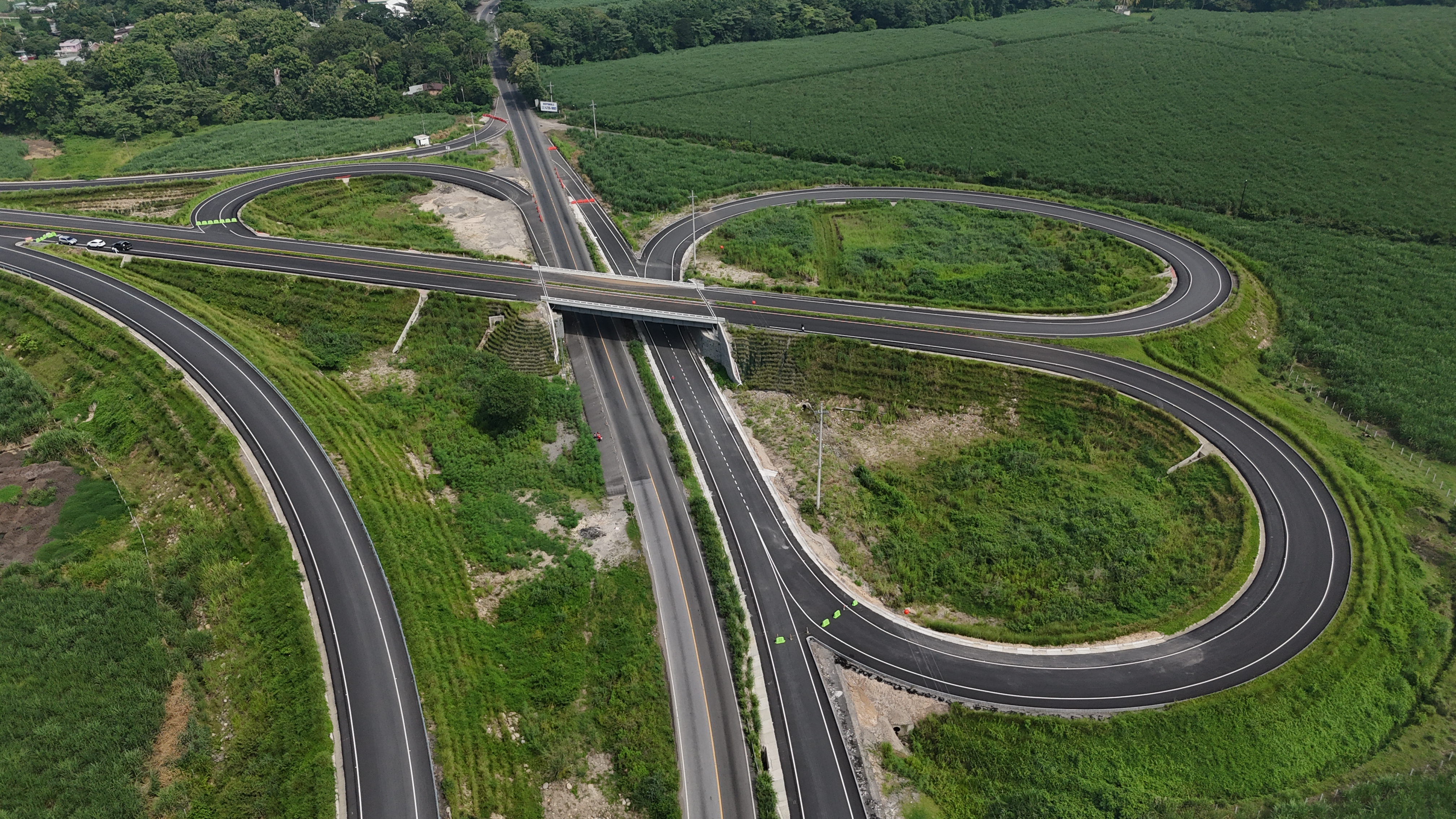 La nueva autopista privada Xochi, Corredor de las Flores, busca desfogar el tránsito en la costa sur de Guatemala y reducir los severos congestionamientos que actualmente enfrentan miles de conductores sobre la carretera CA-2 en Suchitepéquez y Retalhuleu.

En la actualidad, recorrer cerca de 30 kilómetros en esta carretera puede tomar hasta cuatro horas debido a los constantes congestionamientos y accidentes. En estos escenarios, según una publicación de Banco Interamericano de Desarrollo (BID) Invest, la velocidad promedio de circulación se reduce a entre 14 y 19 kilómetros por hora, afectando diariamente a miles de viajeros.

foto Byron Rivera 
05/06/2026