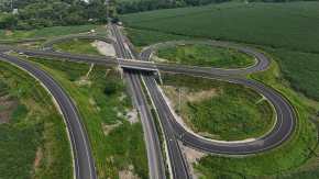 La nueva autopista privada Xochi, Corredor de las Flores, busca desfogar el tránsito en la costa sur de Guatemala y reducir los severos congestionamientos que actualmente enfrentan miles de conductores sobre la carretera CA-2 en Suchitepéquez y Retalhuleu.

En la actualidad, recorrer cerca de 30 kilómetros en esta carretera puede tomar hasta cuatro horas debido a los constantes congestionamientos y accidentes. En estos escenarios, según una publicación de Banco Interamericano de Desarrollo (BID) Invest, la velocidad promedio de circulación se reduce a entre 14 y 19 kilómetros por hora, afectando diariamente a miles de viajeros.

foto Byron Rivera 
05/06/2026