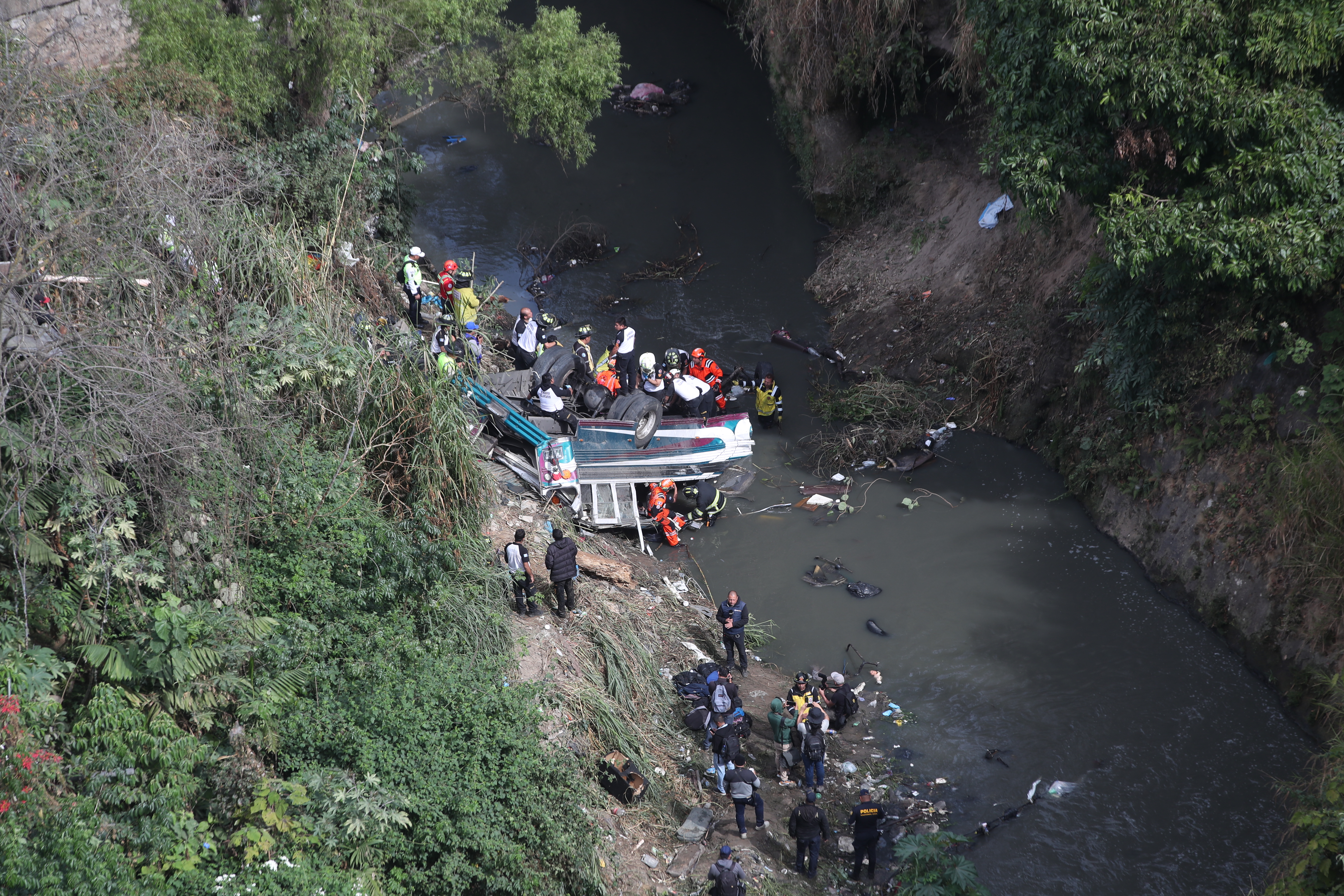 El vehículo, que se dirigía a la capital desde el departamento de El Progreso con 75 personas a bordo, cayó el lunes 10 de febrero de 2025, por un barranco de varias decenas de metros de altura y quedó parcialmente hundido en un canal de aguas residuales, según el departamento de bomberos local, accidente ocurrido en el puente belice, en el rio las vacas,frente al asentamiento Jesús de la Buena Esperanza.

Los cuerpos de la mayoría de los 54 fallecidos, incluido el conductor del autobús, se encuentran en una morgue temporal en las cercanías del lugar del suceso, indicaron los bomberos.


Foto: 
BYRON RIVERA 
10/02/2025
