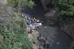 El vehículo, que se dirigía a la capital desde el departamento de El Progreso con 75 personas a bordo, cayó el lunes 10 de febrero de 2025, por un barranco de varias decenas de metros de altura y quedó parcialmente hundido en un canal de aguas residuales, según el departamento de bomberos local, accidente ocurrido en el puente belice, en el rio las vacas,frente al asentamiento Jesús de la Buena Esperanza.

Los cuerpos de la mayoría de los 54 fallecidos, incluido el conductor del autobús, se encuentran en una morgue temporal en las cercanías del lugar del suceso, indicaron los bomberos.


Foto: 
BYRON RIVERA 
10/02/2025