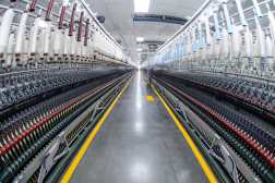 INDUSTRIA TEXTIL, GRUPO IMPERIAL. Se realizaron visitas a la empresa guatemalteca, Grupo Imperial, empresa que se dedica a la industria textil con la elaboracin de hilos a base de algodn y polister, as mismo, a la elaboracin de prendas de vestir de algodn como tambin polister. Sus sedes, en Escuintla y Chimaltenango. La visita se realiz para documentar fotografas y videos para el programa Guatemala no se detiene (GNSD). En la imagen, sede de Grupo Imperial en Paln, Escuintla. Elaboracin de hilos de algodn.

Juan Diego Gonzlez   030826