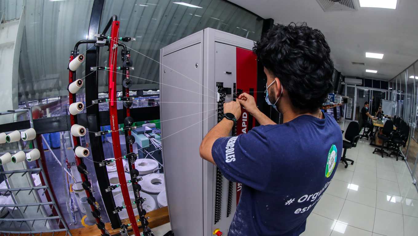 En gran parte de la planta se mantienen unas condiciones climáticas de 28 grados centígrados y 50% de humedad. (Foto Prensa Libre: Juan Diego González)