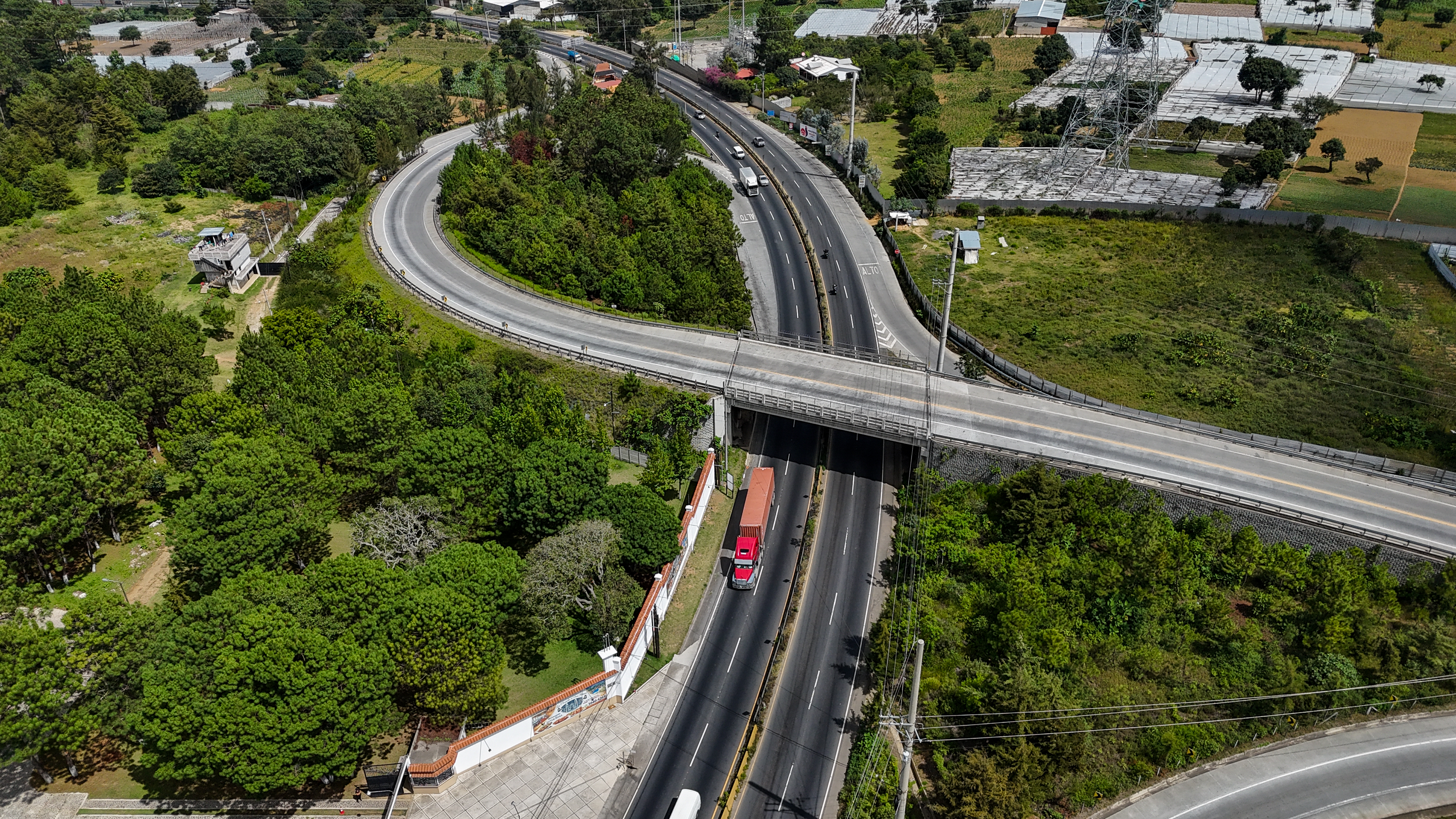 ANILLO REGIONAL, CIRCUNVALACIONES Y VêAS RADIALES. Se realizaron una serie de fotografas de los proyectos viales que prximamente se esperan se finalicen para aliviar el trnsito de trfico pesado en la ciudad capital. Para ello, existen proyectos denominados Anillo Regional, Cincunvalaciones o Vas Radiales. En la imagen, Arco Noroccidente, libramiento en la altura del kilmetro 40 de la carretera CA-1 Occidente en Santo Domingo Xenacoj.

Juan Diego Gonzlez.  070826