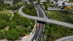 ANILLO REGIONAL, CIRCUNVALACIONES Y VêAS RADIALES. Se realizaron una serie de fotografas de los proyectos viales que prximamente se esperan se finalicen para aliviar el trnsito de trfico pesado en la ciudad capital. Para ello, existen proyectos denominados Anillo Regional, Cincunvalaciones o Vas Radiales. En la imagen, Arco Noroccidente, libramiento en la altura del kilmetro 40 de la carretera CA-1 Occidente en Santo Domingo Xenacoj.

Juan Diego Gonzlez.  070826