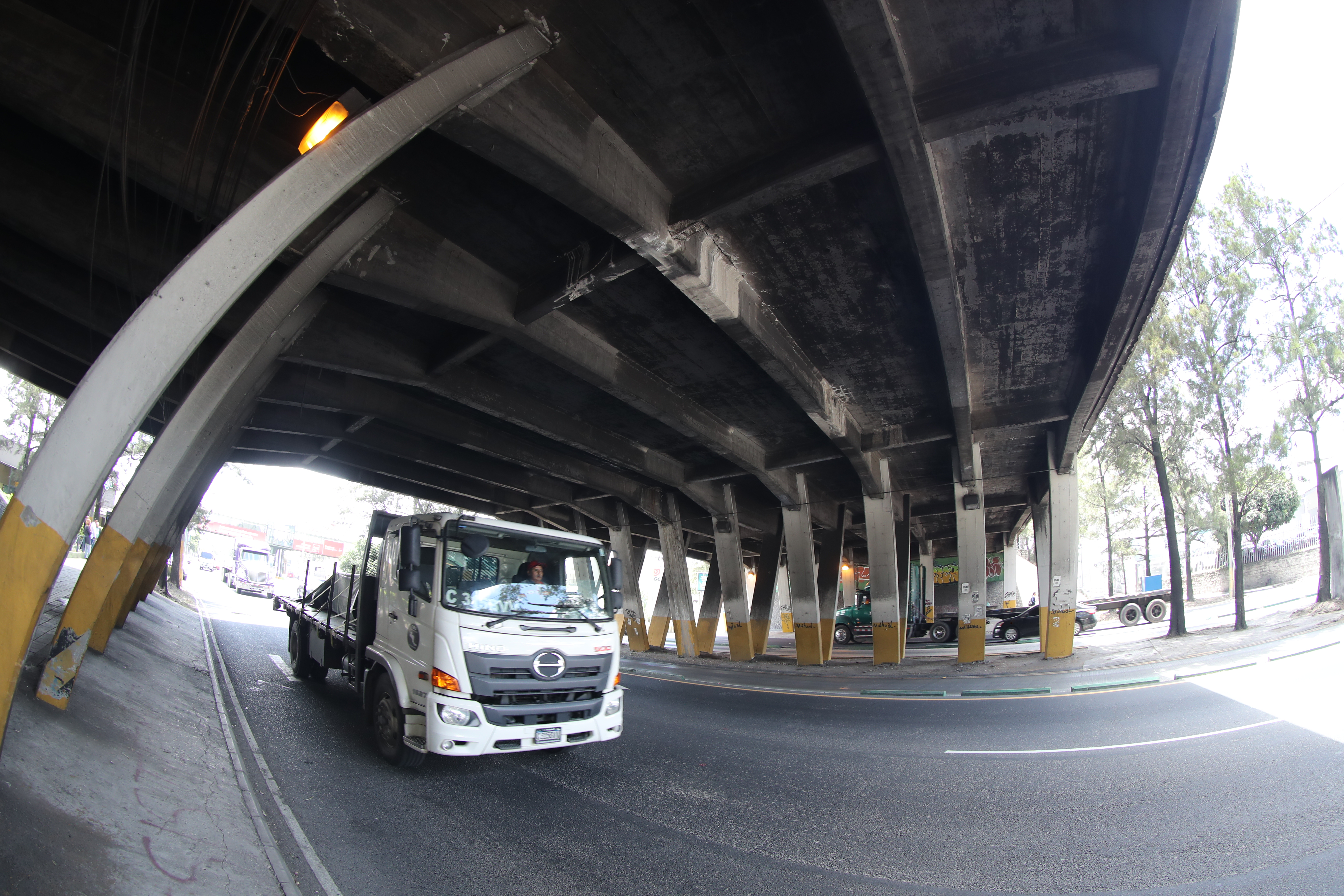 ESTADO DE PUENTES. Se visitaron los puentes de: Calzada Roosevelt y Perifrico; Calzada San Juan y Perifrico; y, Aguilar Batres y Perifrico para documentar sus posibles problemas. En la imagen, puente de la Aguilar Batres y Perifrico.

Juan Diego Gonzlez.  190826