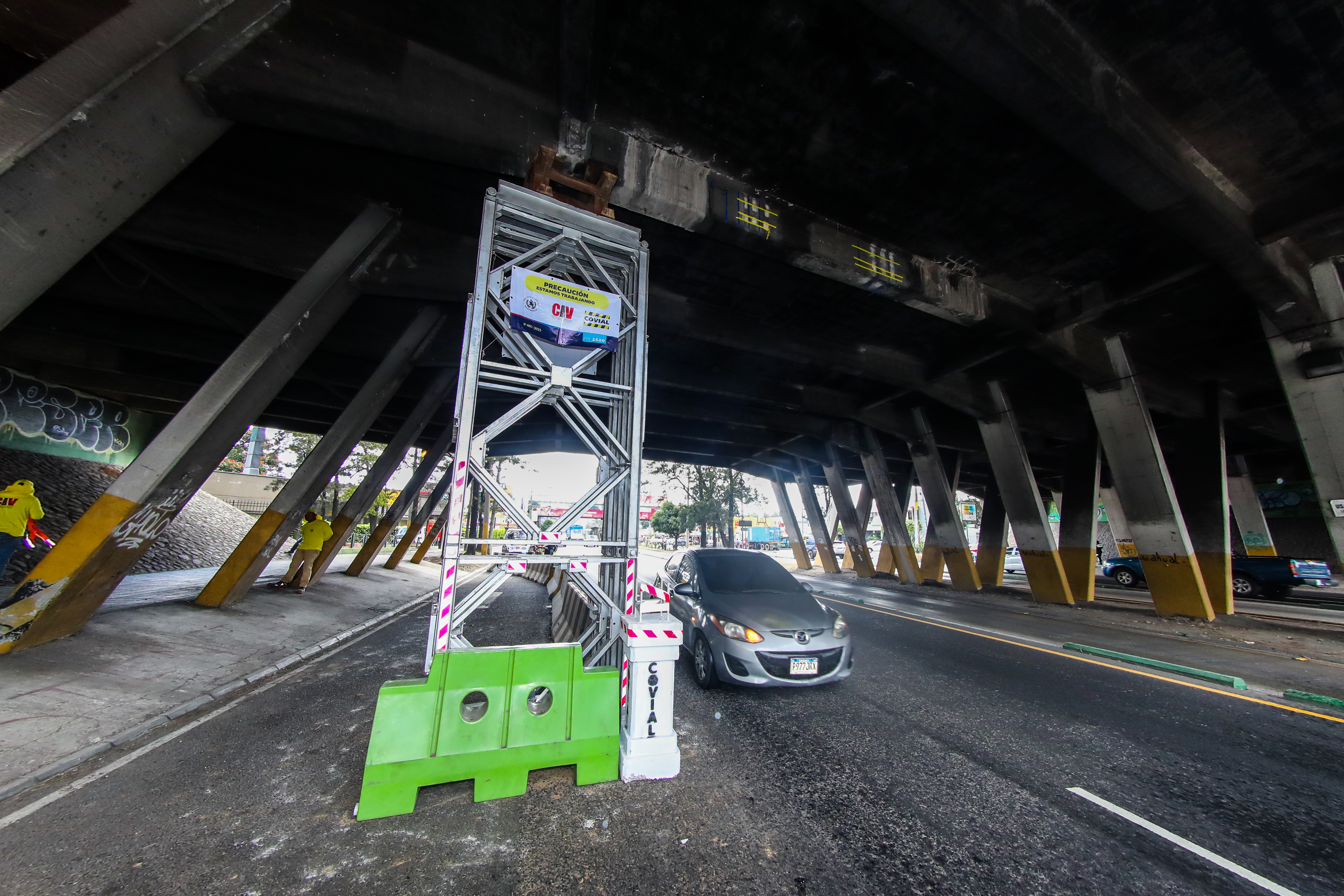 El CIV ha anunciado estudios técnicos para el puente del periférico sobre la calzada Aguilar Batres, zona 11. (Foto Prensa Libre: Juan D. González)