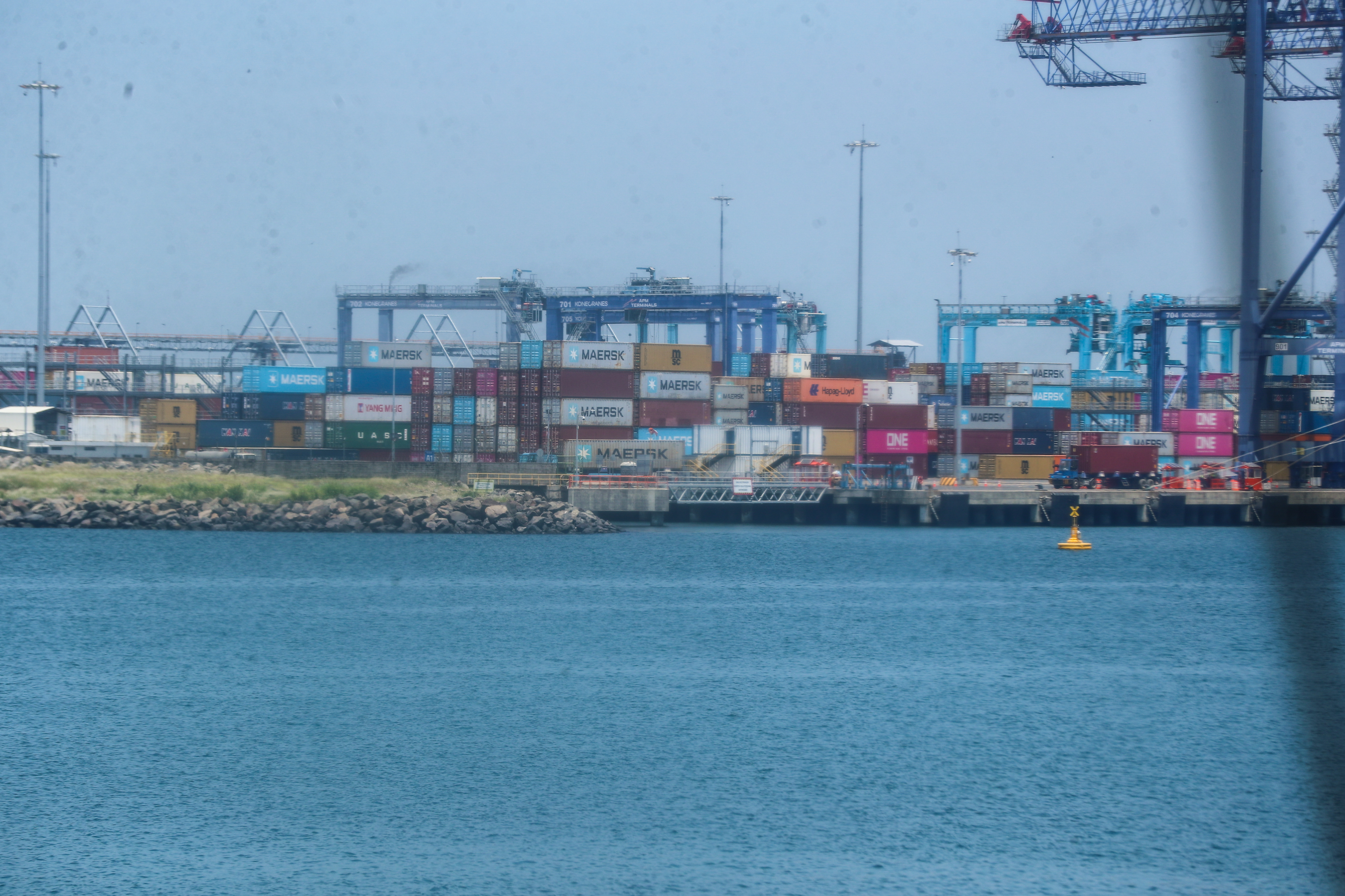 EMPRESA PORTUARIA QUETZAL, LEY DE PUERTOS Y AEROPUERTOS. Se visit las instalaciones de la Empresa Portuaria Quetzal (EPQ) para documentar sus labores con los barcos, esto, para un captulo del programa Guatemala No Se Detiene de Guatevisin, en donde, se tocar el tema de la ley de puertos y aeropuertos que se encuentra en el Congreso de la Repblica. En la imagen, barcos y remolcadores en los diferentes muelles del lugar.

Juan Diego Gonzlez.  270826