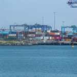 EMPRESA PORTUARIA QUETZAL, LEY DE PUERTOS Y AEROPUERTOS. Se visit las instalaciones de la Empresa Portuaria Quetzal (EPQ) para documentar sus labores con los barcos, esto, para un captulo del programa Guatemala No Se Detiene de Guatevisin, en donde, se tocar el tema de la ley de puertos y aeropuertos que se encuentra en el Congreso de la Repblica. En la imagen, barcos y remolcadores en los diferentes muelles del lugar.
Juan Diego Gonzlez. 270826