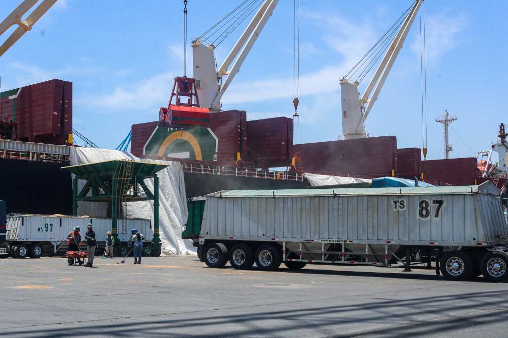 La falta de lluvias en el litoral del Pacífico ha facilitado las operaciones de descarga de graneles en los muelles de la EPQ. (Foto Prensa Libre: Hemeroteca PL)