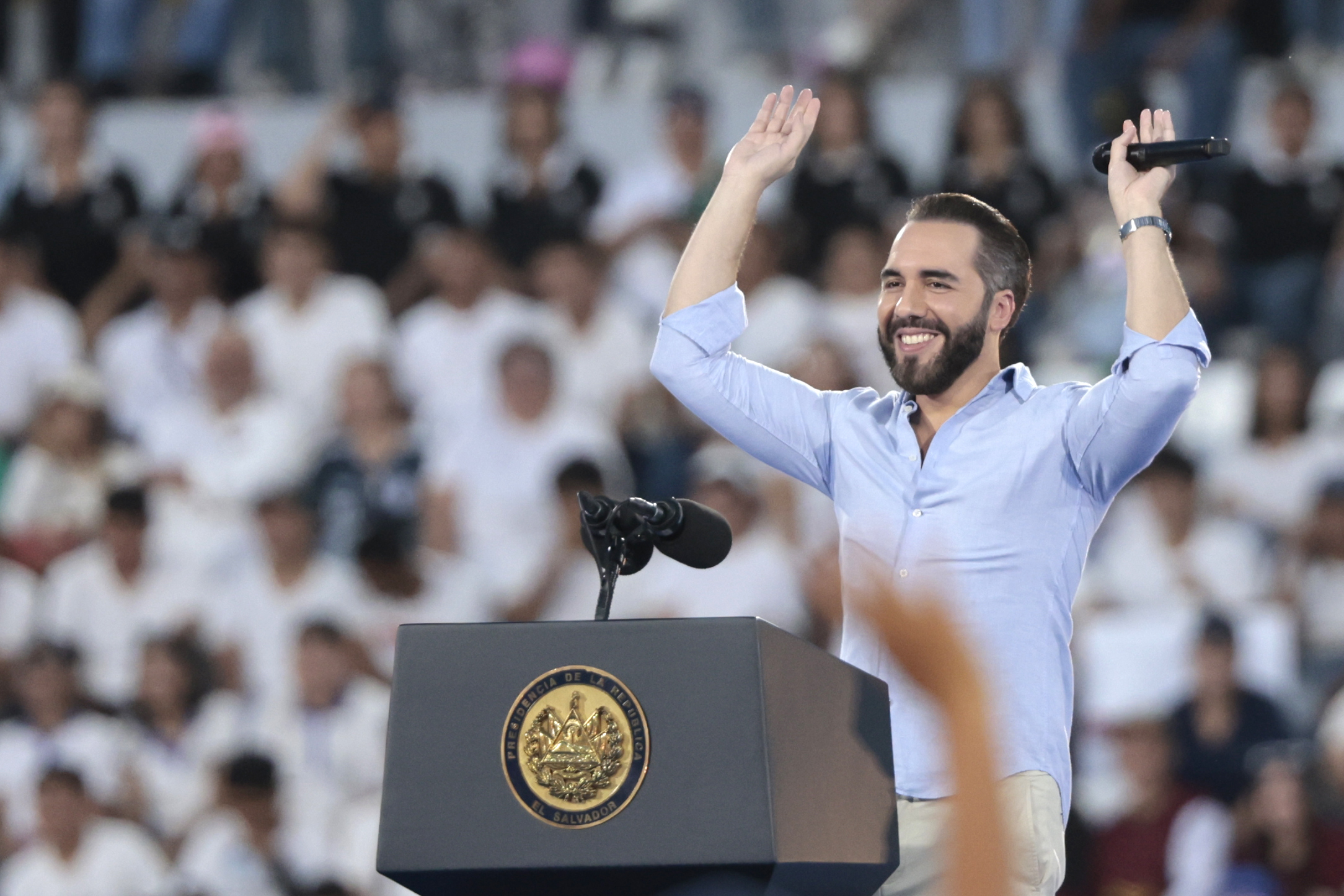 Nayib Bukele anuncia entrega de becas universitarias durante un evento en San Salvador