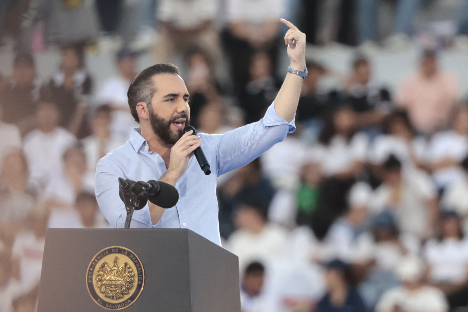 Nayib Bukele anuncia entrega de becas universitarias durante un evento en San Salvador