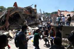 AME7690. CALI (COLOMBIA), 10/08/2026.- Integrantes del cuerpo de Bomberos de Cali y civiles buscan entre los escombros de edificaciones colapsadas por el terremoto de magnitud 7,4 que sacudió esta mañana el país, este lunes en Cali (Colombia). El Gobierno colombiano declaró la situación de "desastre nacional" por el terremoto que deja al menos 71 personas fallecidas en el país, 29 de ellas en ciudades capitales. EFE/ Ernesto Guzmán Jr