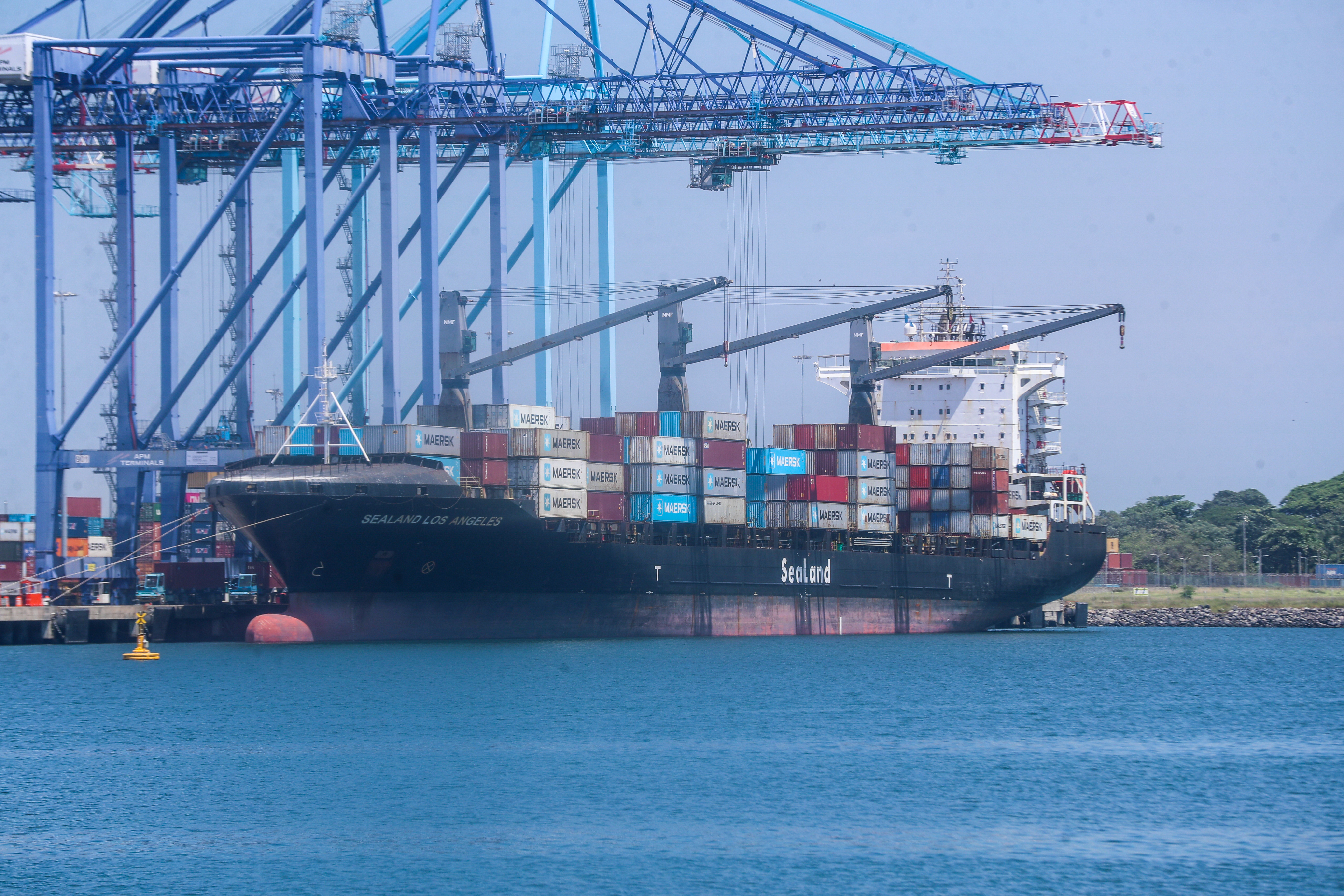 EMPRESA PORTUARIA QUETZAL, LEY DE PUERTOS Y AEROPUERTOS. Se visit las instalaciones de la Empresa Portuaria Quetzal (EPQ) para documentar sus labores con los barcos, esto, para un captulo del programa Guatemala No Se Detiene de Guatevisin, en donde, se tocar el tema de la ley de puertos y aeropuertos que se encuentra en el Congreso de la Repblica. En la imagen, barcos y remolcadores en los diferentes muelles del lugar.

Juan Diego Gonzlez.  270826