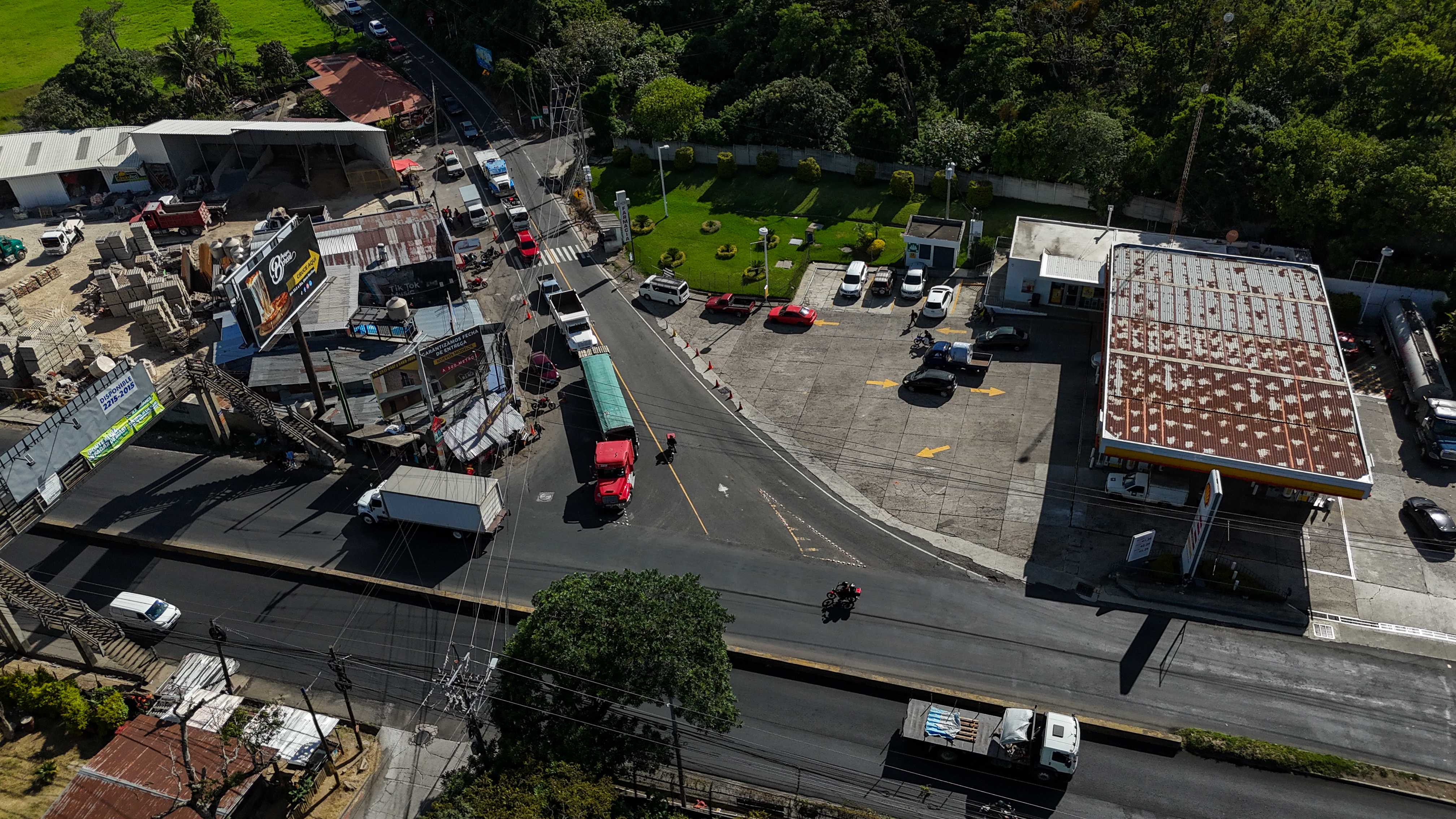 ANILLO REGIONAL, CIRCUNVALACIONES Y VêAS RADIALES. Se realizaron una serie de fotografas de los proyectos viales que prximamente se esperan se finalicen para aliviar el trnsito de trfico pesado en la ciudad capital. Para ello, existen proyectos denominados Anillo Regional, Cincunvalaciones o Vas Radiales. En la imagen, Paso a Desnivel en Santa Elena Barillas, sobre la CA-1 Oriente, jurisdiccin de Villa Canales.

Juan Diego Gonzlez.  070826