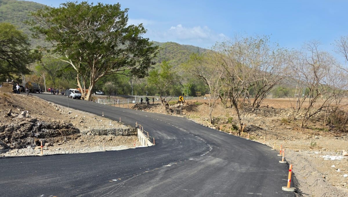Trabajadores avanzan en la construcción del paso provisional en el km 111 de la ruta al Atlántico, junto al puente Huijó, en Zacapa. (Foto Prensa Libre: CIV)