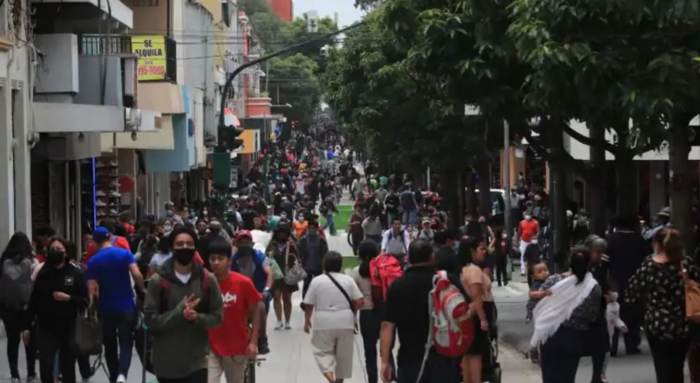 Personas caminando en el centro histórico de Guatemala HPL