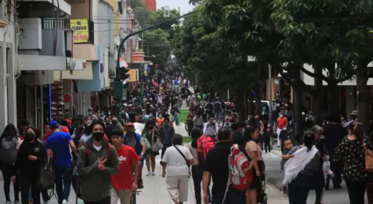 Personas caminando en el centro histórico de Guatemala HPL