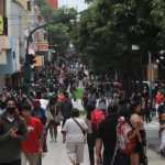 Personas caminando en el centro histórico de Guatemala HPL