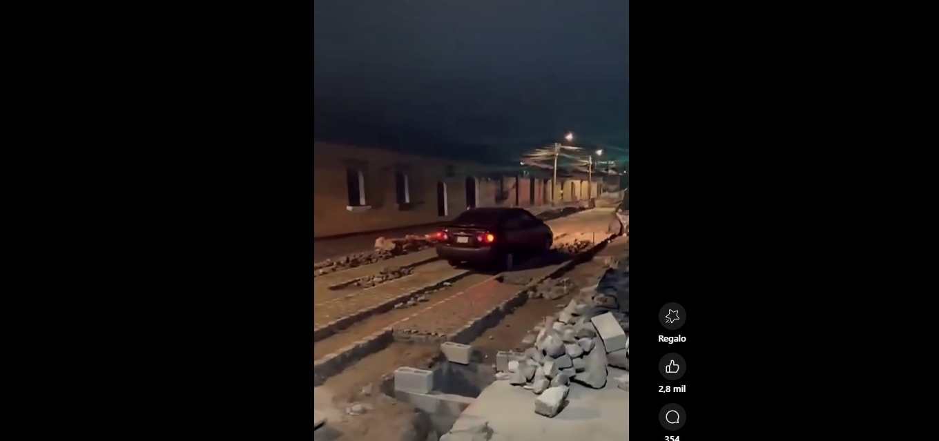 Un vehículo permanece en el área donde se efectúan trabajos de empedrado en la avenida El Desengaño, Antigua Guatemala. Según la municipalidad, el piloto ignoró la señalización y ocasionó daños en los trabajos. (Foto Prensa Libre: Captura de pantalla)