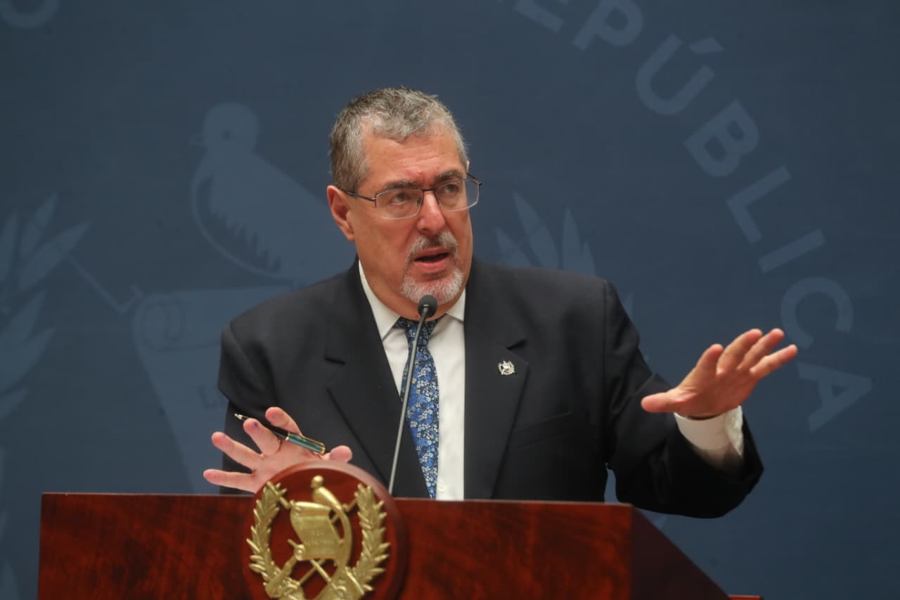 Presidente Bernardo Arévalo durante conferencia de prensa sobre proyectos de infraestructura en Guatemala