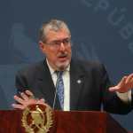 Presidente Bernardo Arévalo durante conferencia de prensa sobre proyectos de infraestructura en Guatemala