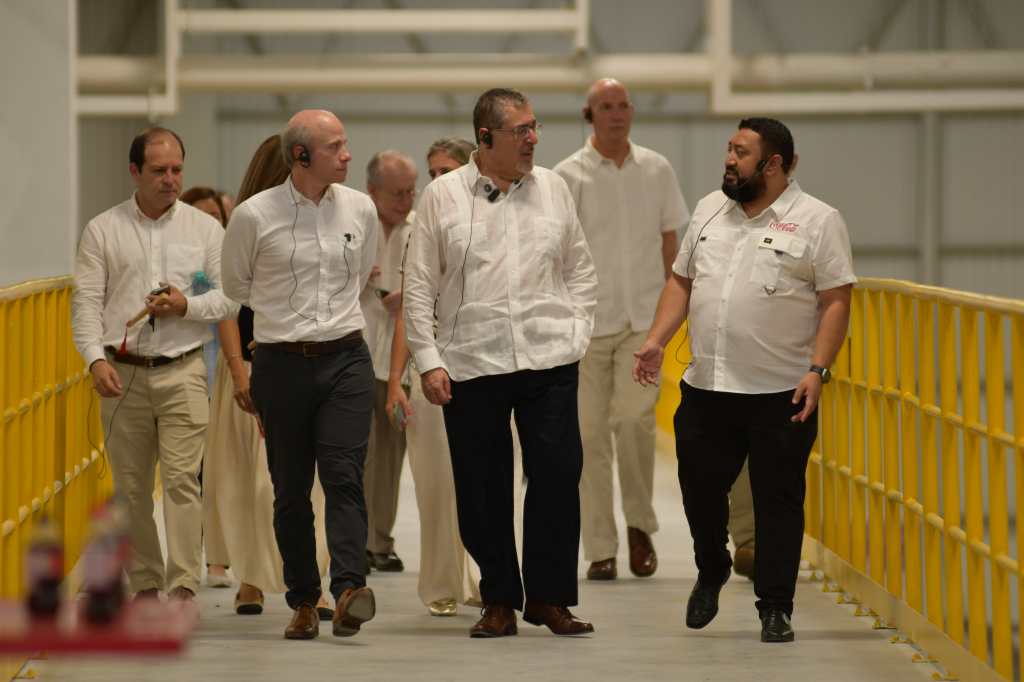 El presidente de Guatemala Bernardo Arévalo durante el recorrido por las instalaciones de la planta Coca-Cola ABASA en Río Hondo, Zacapa.