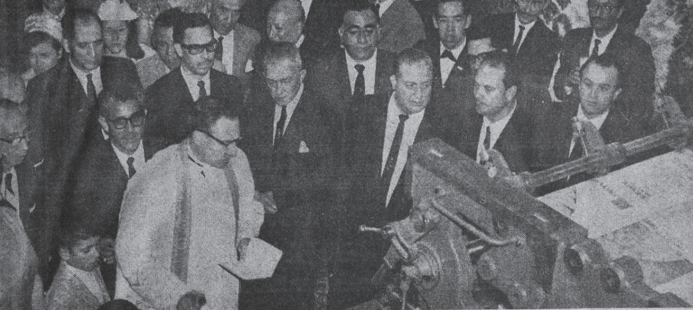 Los cinco fundadores asisten a la bendición de la primera rotativa offset, adquirida en 1962 y que fue el primero de muchos pasos en la evolución de calidad de servicio informativo de Prensa Libre. (Foto HemerotecaPL)