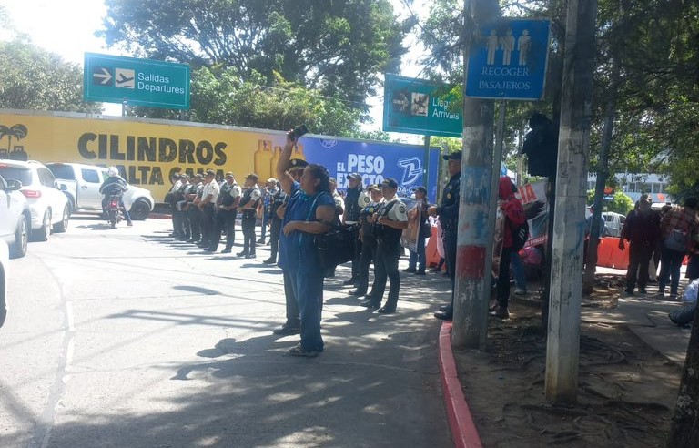Manifestantes protestan en la ruta de ingreso al Aeropuerto Internacional La Aurora, zona 13 de la capital. (Foto Prensa Libre: Amilcar Montejo)