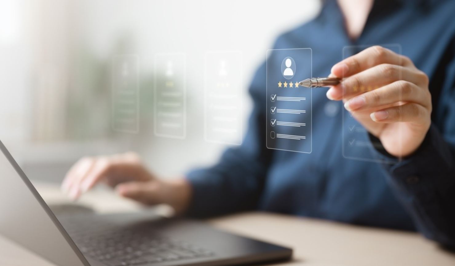 Reputación empresarial foto ilustrativa de una persona calificiando servicios